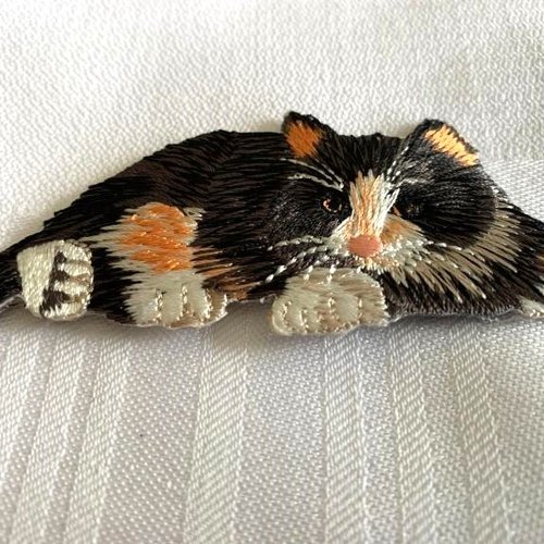 Appliqué chat, couché, mignon, à l'affut, noir, blanc, fauve, 9 cm / 3.8 cm de haut, à la pièce