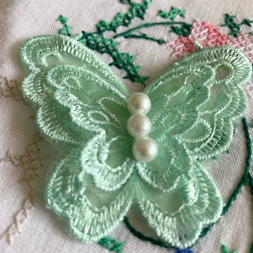 Embellissement, papillon brodé, vert pâle, 3 perles, 4 ailes, il mesure 6.3/5.5 cm, mariage, vente à la pièce
