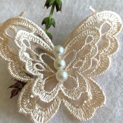 Embellissement, papillon brodé, de couleur pêche, 3 perles, 4 ailes, il mesure 6.3/5.5 cm, mariage, vente à la pièce