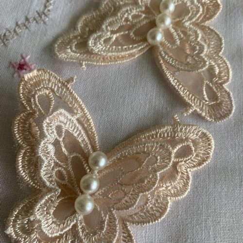 Embellissement, papillon brodé, de couleur pêche, 3 perles, 4 ailes, il mesure 6.3/5.5 cm, mariage, vente à la pièce