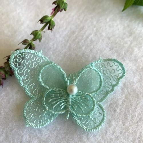 Embellissement, papillon en organza, vert tilleul, 1 perle, 4 ailes, il mesure 6.4/4 cm, mariage, vente à la pièce