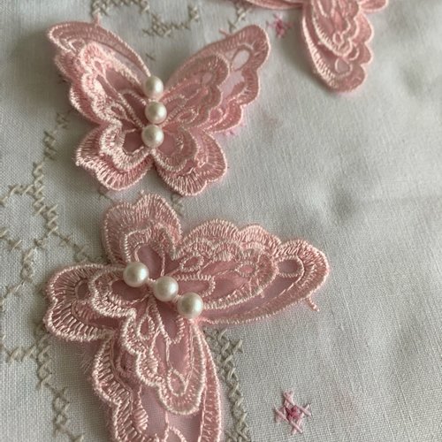 Embellissement, papillon brodé, rose soutenu, 3 perles, 4 ailes, il mesure 6.5/5.5 cm, neuf, vente à la pièce