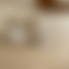 Bouton enfant, 15 mm, à queue, couleur sable, avec chien en peluche blanc, neuf et vendu à l'unité