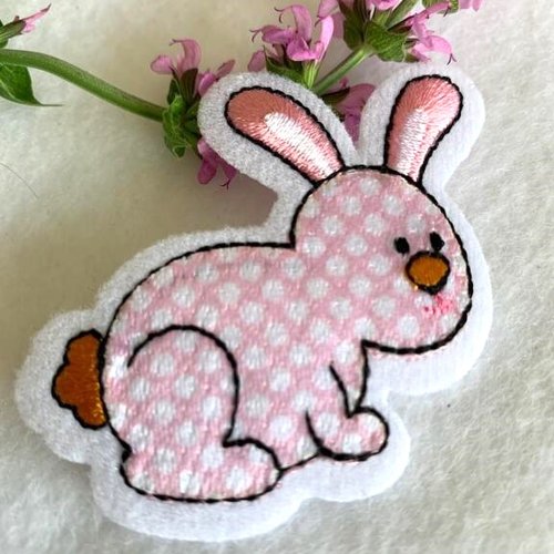Un mignon petit lapin, en appliqué, à coller ou coudre, en vichy rose, 6/5,05 cm, à la pièce