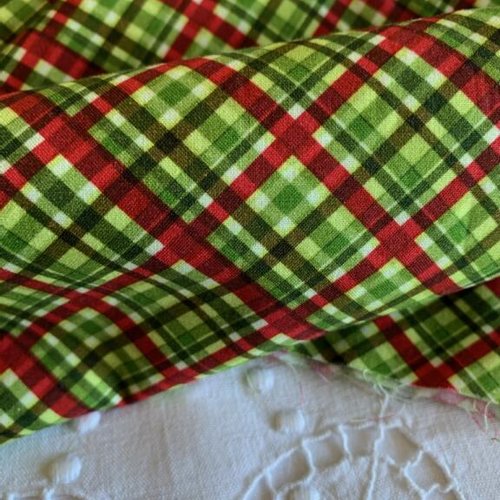Tissu écossais,  tartan "a poinsettia winter plaid green/red fabric", de designer, vente par 25 cm / 110 cm de laize