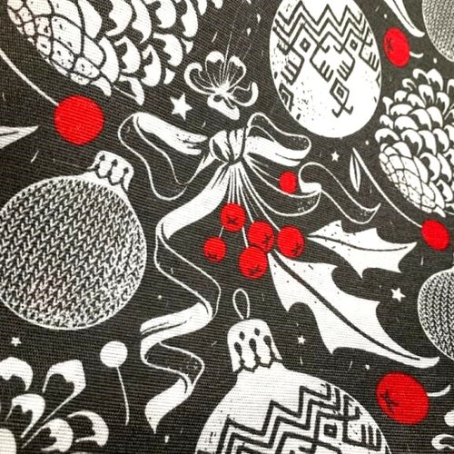 Noël : tissu petit prix, en polycoton, fond anthracite, avec du blanc-gris clair, boules rouges,  50 cm/135 cm