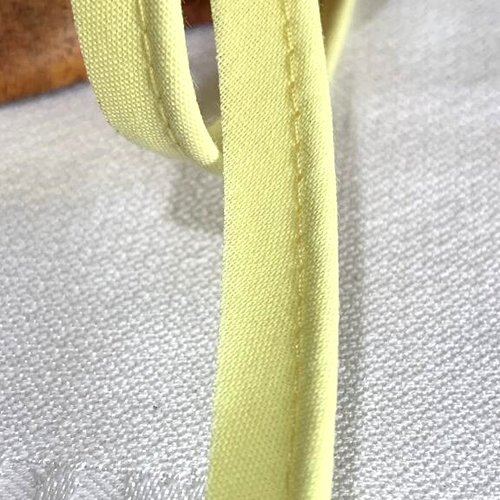 Dépassant, passepoil, en polycoton, mèche 2, de couleur jaune paille, large de 10 mm, vente au mètre linéaire