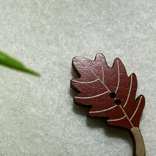 Bouton en bois, charm, automne, artisanat france, feuille de chêne, 2.5 cm, couleur tomette, vendue à l'unité