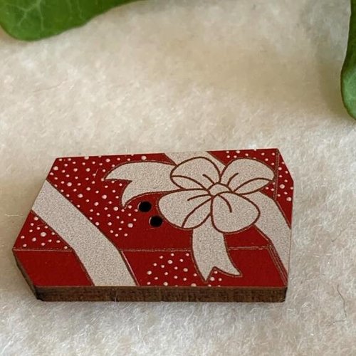 Bouton en bois, charm, cadeau rectangle, 3 cm de long,  rouge et gris, artisanat de france, vente à la pièce