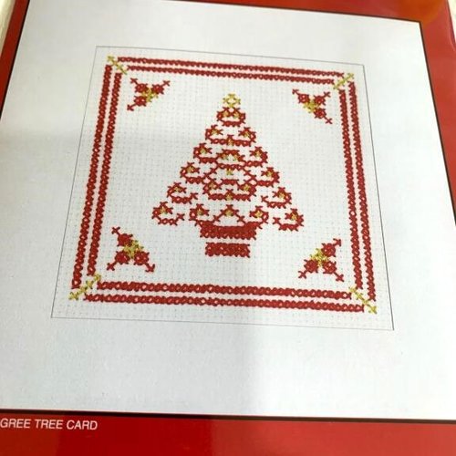 Carte de noël à broder, point de croix, réaliser un sapin rouge et or de 14/14 cm, vente à l'unité
