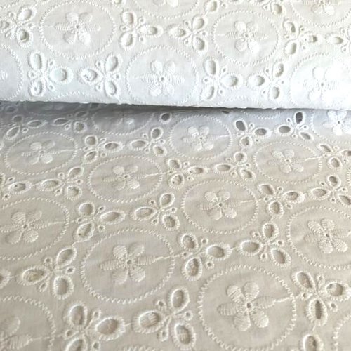 Voile de coton, brodé, de couleur blanc cassé, brodé de fleurs entourées de motifs ronds, superbe embellissement, vente par 25/135 cm