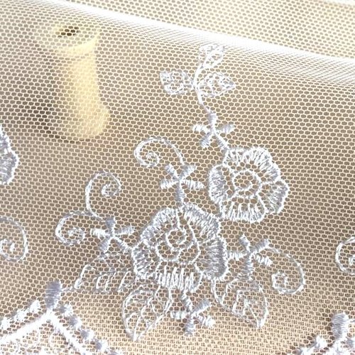 Tulle brodé de fleurs et festonné, haut de 92 mm, de couleur blanche, en polyester, vente au mètre