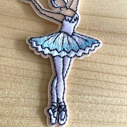 Écusson, thème de la danse, ballerine en jupe bleue, pailletée, collant rose, 6/4.5 cm, vente à l'unité