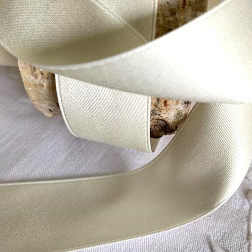 Satin de coton, 25 mm de large, en "écru-blanc", produit bien lisse, souple, vendu au mètre