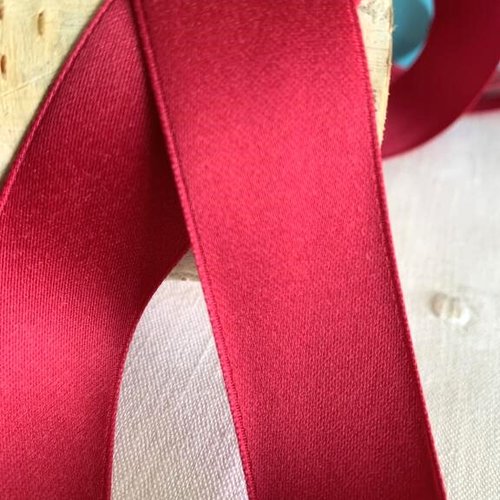Satin de coton, 25 mm de large, en framboise, produit bien lisse, souple, vendu au mètre