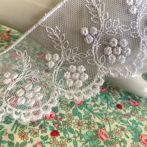Tulle brodé de fleurs, de couleur blanche, haut de 52 mm, polyester, cérémonies, vente au mètre