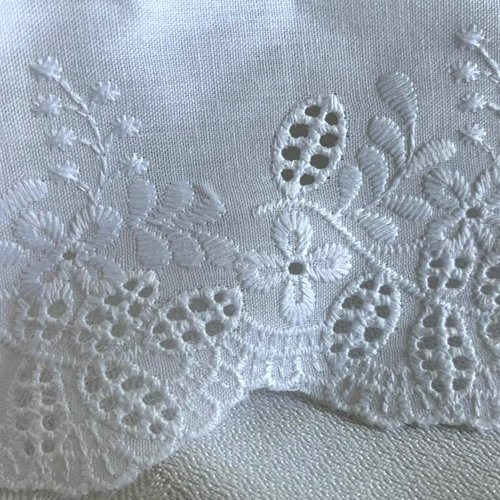 Broderie sur batiste, fleurs et feuilles, large de 60 mm, polyester et coton, vente au mètre