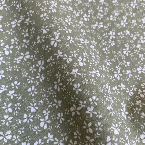 Tissu en coton fleuri, large de 150 cm, vert amande, mini fleurettes écru, vente par multiples de 50 cm de haut