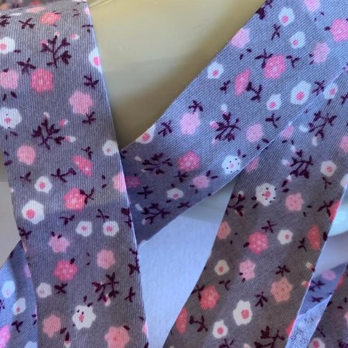 Biais en coton, fond lilas, et des fleurettes à gogo, large de 25 mm, en coton, vente au mètre