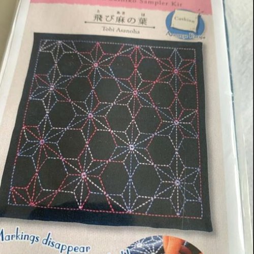 Kit d'initiation au sashiko,  hanafukin 205 tissu 33x66 mm, aiguille, fil, tons roses sur bleu, à la pochette