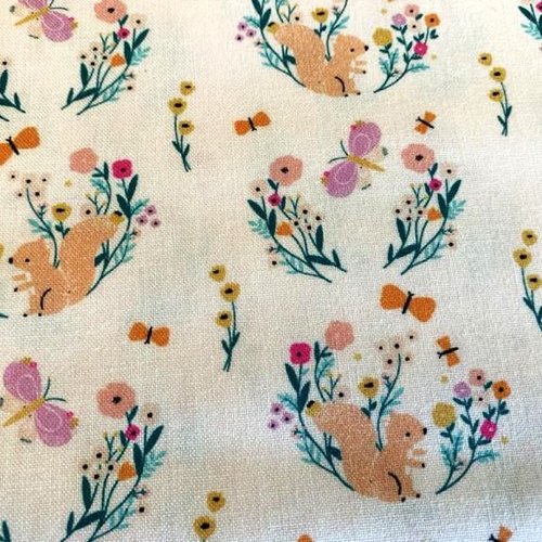 Nouveau tissu dashwood, spring meadows, prairies au printemps, fond rose clair, des écureuils, des fleurs, vente par 25/110 cm