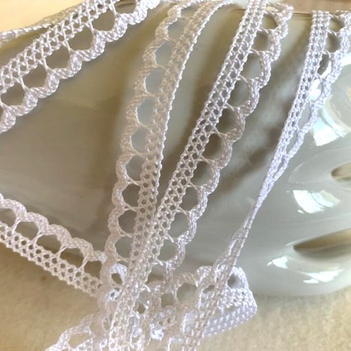 Dentelle en coton, made in italy, large de 9 mm, de couleur blanche  habillement, décoration, vente par au mètre