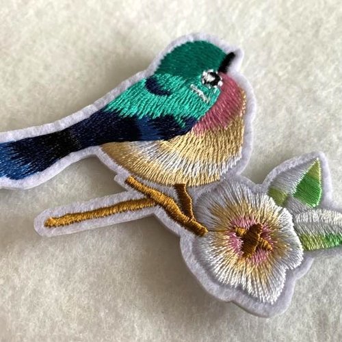 Promotion : appliqué à coller, oiseau vert et rose, queue bleue, fleur pêche,  6.6 cm/7.4 cm, vente à l'unité