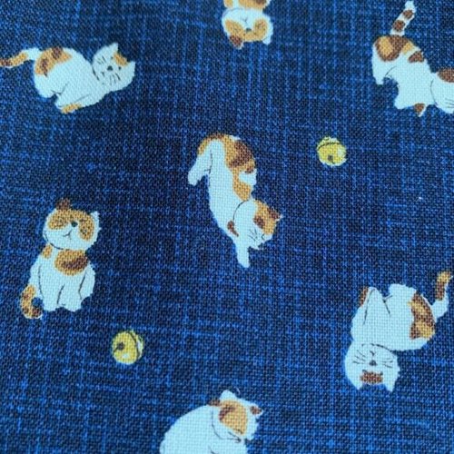 Tissu japonais, sevenberry, en coton, bleu, des chats, jouants avec des balles jaunes, vente par 25/110 cm