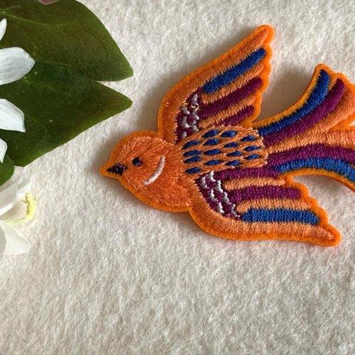 Bien bel écusson, oiseau, orangé, ailes bordeaux, vertes et blanches, 6cm /5.5 cm, vente à la pièce