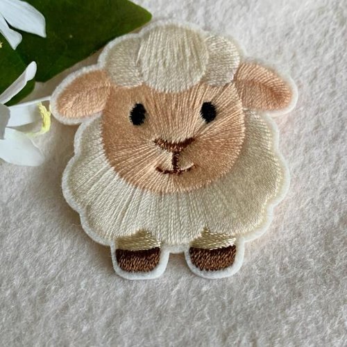 Ecusson de printemps, superbe petit mouton, 5/5 cm, crème et beige, pour embellir une tenue de petit, à la pièce