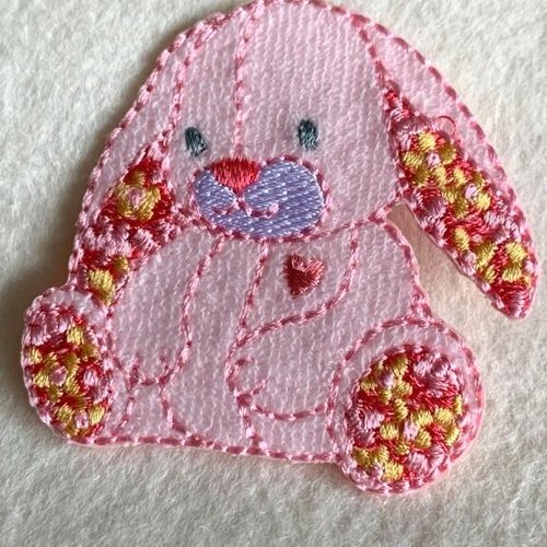 Voici le lapin rose, écusson doudou, frimousse fil argenté, oreilles dorées, 6/6 cm, vente à la pièce