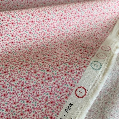 Tissu tilda, en coton, brie basics pink, minuscules fleurettes, roses et tain, sur uni blanc, vente par 25 cm/110 cm