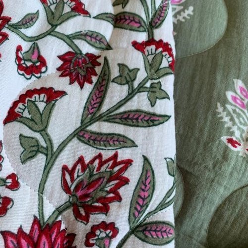 Double gaze, matelassée, double coton, indien, lucknow, une face kaki à médaillons, une fleurie, vente par 50 cm sur 132 de laize