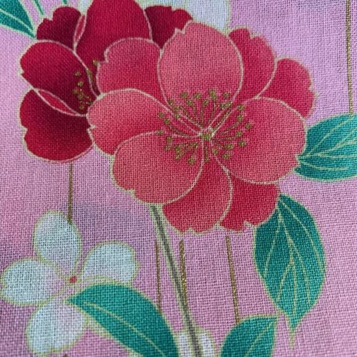 Nouveau : tissu japonais, de marque naka, en coton, des fleurs roses et blanches sur rose poudré, vente par 25 cm de ht sur 110 cm de laize