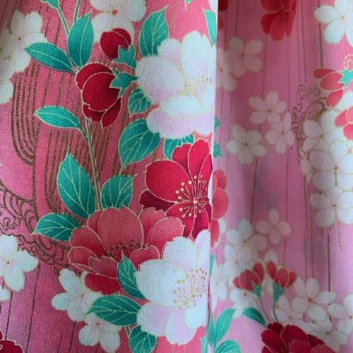 Nouveau : tissu japonais, de marque naka, en coton, des fleurs roses et blanches sur rose poudré, vente par 25 cm de ht sur 110 cm de laize