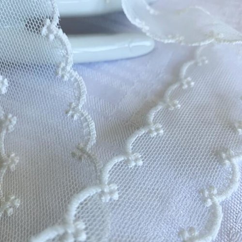 Ruban - dentelle, de tulle brodé, de part et d'autre, 3.2 cm de large, coton, ivoire, embellissement, vente par 4.5 m