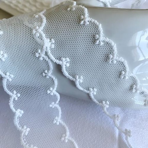 Ruban - dentelle, de tulle brodé, de part et d'autre, 3.2 cm de large, coton, ivoire, embellissement, vente par 4.5 m