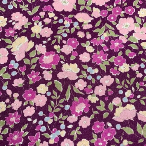Tissu coton fleuri, sevenberry, japon, fond de couleur aubergine, fleurs rose poudré, pêche, magenta, vente par 25 cm sur 110 cm de laize