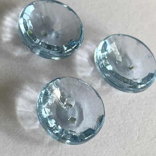 Magnifique petit bouton en verre, bleu doux, en cristal de bohème, 11 mm, incurvé, deux trous, vente à l'unité