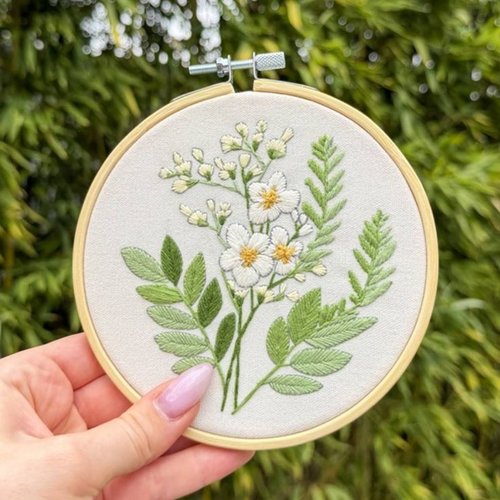 Nouveau : kit à broder milpoint, - achillea ptarmica,  avec tambour de 15 cm, blanc et vert, à l'unité