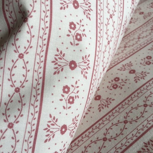 Tissu en coton, gütermann, fond crème, avec des bandes florales rose ancien, petits motifs, shabby, vente par 50 cm /143 cm