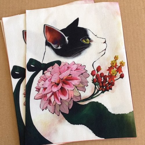 Coupon de tissu en coton, peint, un chat noir et blanc avec des fleurs, 15 cm de large sur 20 cm de haut, à l'unité
