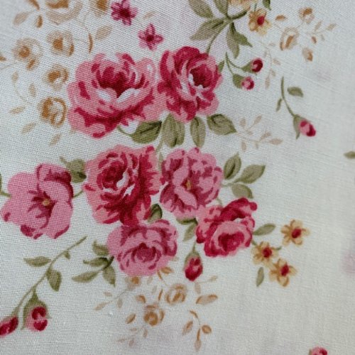 Délicieux tissu anglais, shabby, avec des roses, sur fond ivoire, bouquets composés, superbe ! vente par 25/110 cm