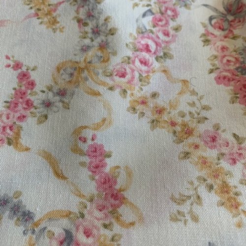 Tissu en coton, mary rose collection, guirlandes de fleurs roses, rubans, très chic, fond écru, vente par 55/45 cm