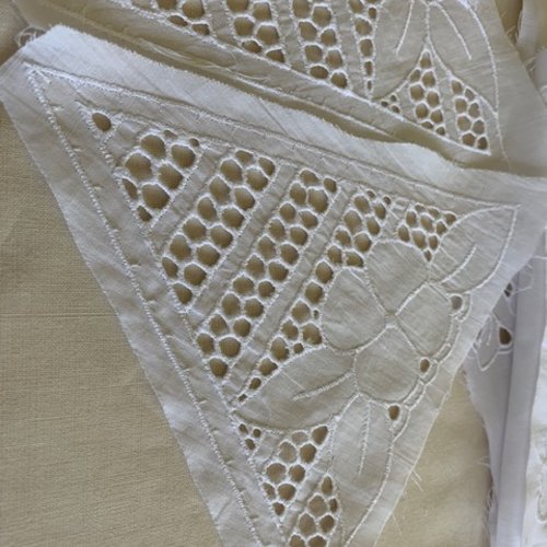Appliqué, en coton blanc, incrustation, forme de triangle, corsage, 15/14.5 cm, ajouré, brodé, vente à l'unité