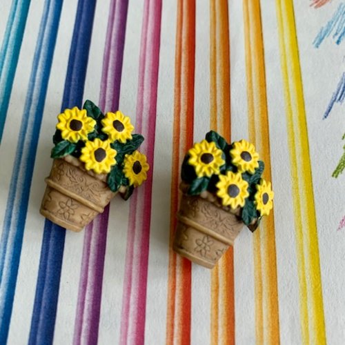 Embellissement, bouton pot de fleur, avec des tournesols, 2.3/2 cm, création, toile aïda, vente à l'unité