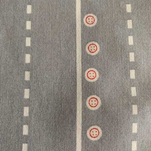 Coupon de tissu de coton, riley blake, gris avec des routes blanches, des boutons smileys, 55/50 cm