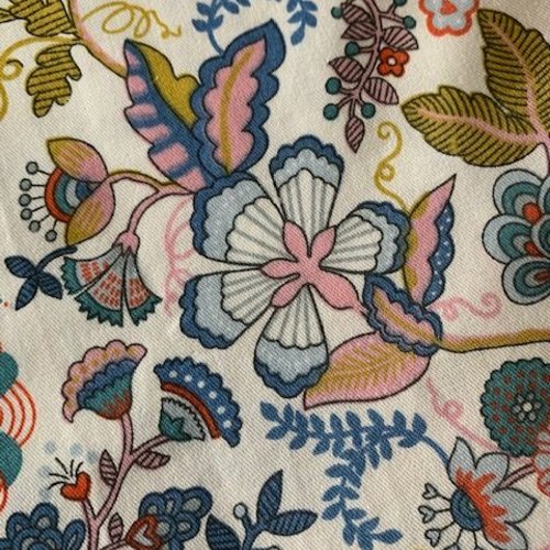 Tissu en coton, japonais, fond couleur ivoire, fleurs en arabesques, tons bleu, rose et piment, vente par 55/50 cm