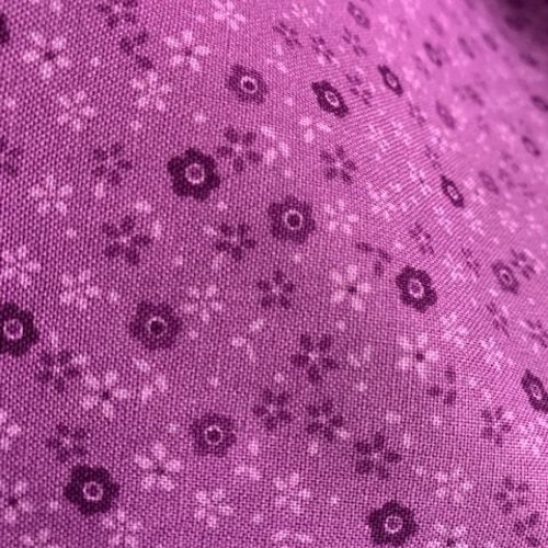 Ravissant tissu en coton, japonais, tissage dense, fleurettes sur violet, densité de 145 gm², vente par 25 cm/112 cm
