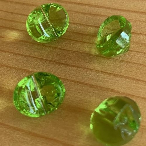Bouton en verre, vert clair, lumineux,  printemps, 10 mm sur 9 mm de large, couture, décoration, à l'unité